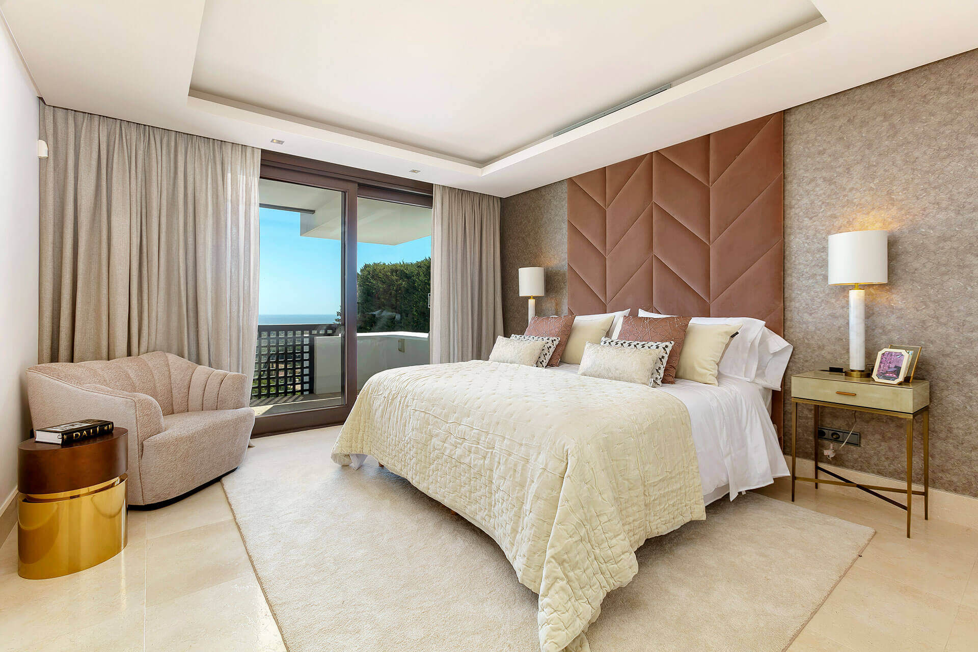 mediterranean_luxury_bedroom