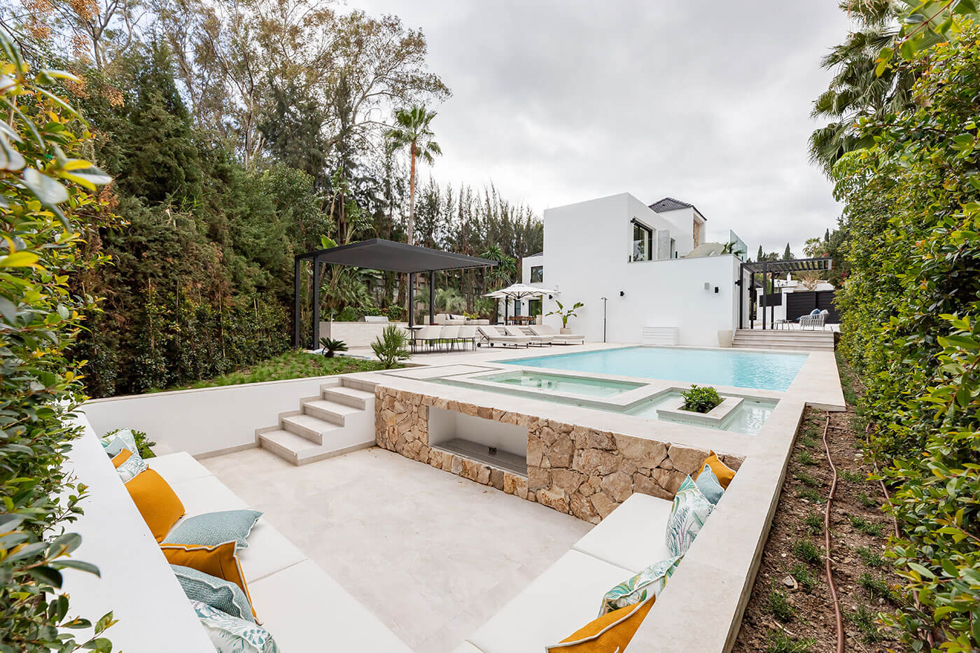 Modern Chic Villa Poolside